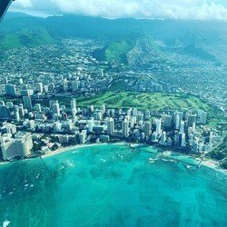 Waikiki - beautiful mountains in the back, turquoise ocean in the front of the picture and ~180 hotels in between. Explore the Hawaiian islands 🌴 Experience the REAL Hawaii with