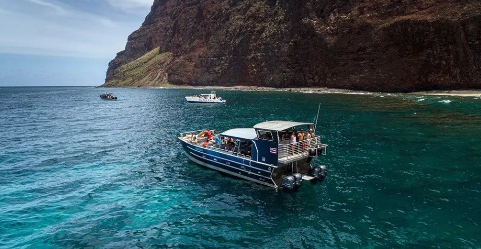 Na Pali Coast – Group Tour – on the Amelia K from Port Allen f-4