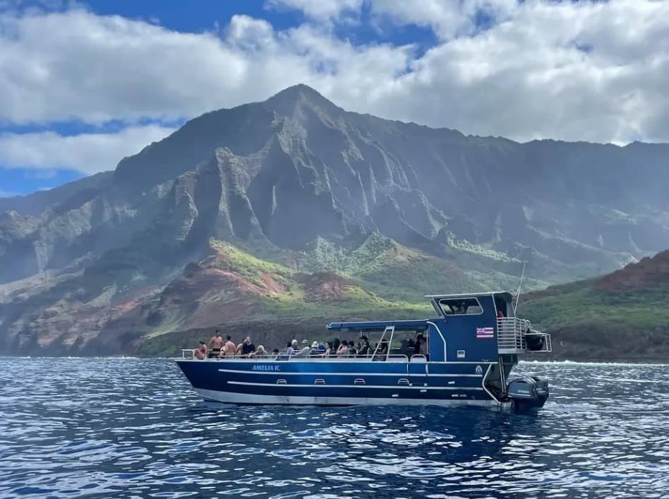 Na Pali Coast – Group Tourv – on the Amelia K from Port Allen f-1