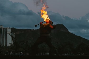 Holiday Luau – Premium Dinner Show f-3