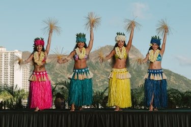 New Years Eve Luau – Standard Dinner Show f-5