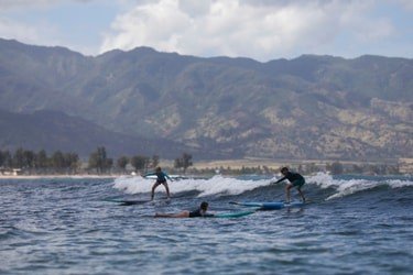 2 Surfers Private Holoholo Surf Lesson f-2