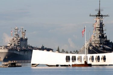 O'ahu Sights Unseen Helicopter Tour f-4